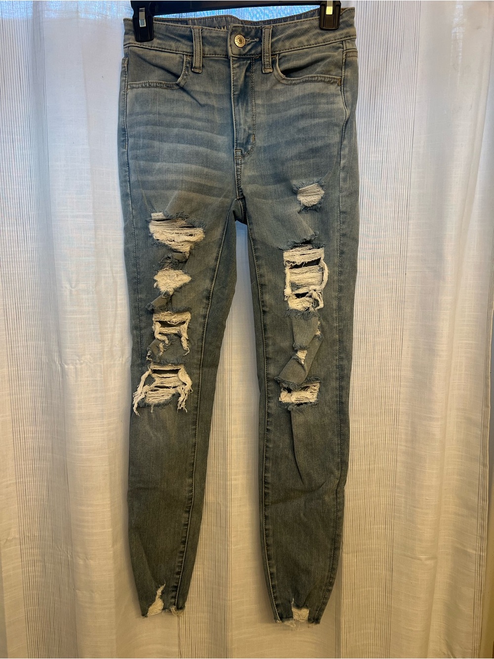 Super cute distressed American Eagle jeans, 360 next level stretch line